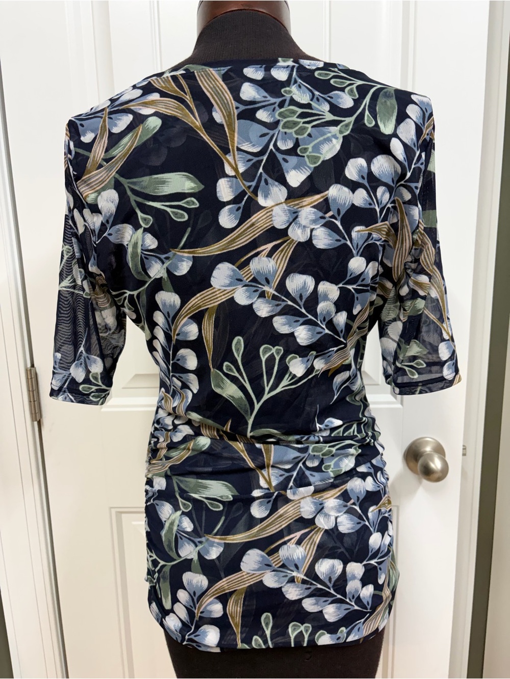White House Black Market Navy Mesh Botanical Print Top Size M - Picture 2 of 3